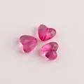 Detailansicht von rosa transluzenten herzförmigen Acrylperlen für DIY-Schmuckherstellung - 8.8x10.3x5.9mm / Fuchsia