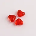 Makroansicht von roten herzförmigen Acrylperlen mit Bohrung für DIY-Schmuckherstellung - 8.8x10.3x5.9mm / Rot