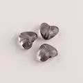 Nahaufnahme von lichtdurchlässigen grauen Herzperlen aus Acryl für DIY-Schmuck - 8.8x10.3x5.9mm / Schwarz und Grau