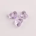 Nahaufnahme von drei fliederfarbenen, transparenten Herzperlen für DIY-Schmuck - 8.8x10.3x5.9mm / Lila