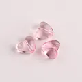 Detailaufnahme von rosafarbenen, transparenten Herzperlen für DIY-Schmuck und Basteln - 8.8x10.3x5.9mm / Dunkelrosa