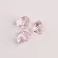Nahaufnahme von rosafarbenen herzförmigen Acrylperlen für DIY-Schmuckherstellung - 8.8x10.3x5.9mm / Hellrosa