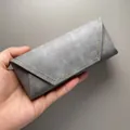 Étui à lunettes en similicuir gris texturé avec surpiqûres dorées - gris foncé
