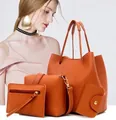 Vista dettagliata di un set di quattro borse in pelle martellata arancione da donna - Marrone