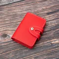 Portacarte ultra sottile in finta pelle rossa con design multi-slot e bottone - Modello B / Rosso