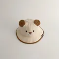 Vue détaillée d'un chapeau bob pour bébé crème avec d'adorables oreilles d'ours brodées - 47-49CM / Blanc Cassé