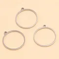 Vue détaillée de cadres de charmes en acier inoxydable circulaires avec boucles. - Rond - Large / 19X21X1.2mm / Acier