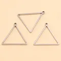 Gros plan de trois breloques triangulaires en acier inoxydable pour les bijoux DIY - Triangle - Grand / 22X22X1.2mm / Acier