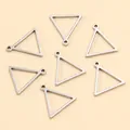 Gros plan de breloques triangulaires géométriques en acier inoxydable pour bijoux DIY - Triangle - Petit / 13X13X1.2mm / Acier
