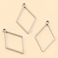 Gros plan de pendentifs géométriques en losange en acier inoxydable pour bijoux DIY - Forme de Losange - Grand / 16X28X1.2mm / Acier
