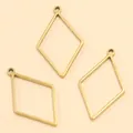 Vue détaillée de trois pendentifs en forme de losange en acier inoxydable doré pour DIY - Forme de Losange - Grand / 16X28X1.2mm / Or