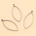 Gros plan sur trois cadres de pendentifs en forme de marquise en acier pour bijoux DIY - Forme Marquise - Grand / 12X28X1.2mm / Acier