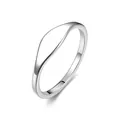 Detailansicht der glatten, polierten Oberfläche dieses minimalistischen silbernen Rings - Größe 5 / Stahlfarbe