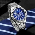 Detailansicht des silbernen Stahlarmbands und des blauen Zifferblatts dieser Uhr - Silber & Blau