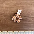 Dettaglio di un elastico per capelli con fiore in tessuto a pois per bambine e bimbe - Pois Caffè