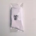 Détail de chaussettes en coton blanc avec imprimé FUCK OFF noir dans un sac plastique - Blanc