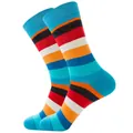Gros plan détaillé de chaussettes mi-hautes à rayures colorées style de rue vibrant - Taille 38-45 / Rayures Bleu Rouge Orange