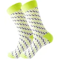 Vue détaillée de chaussettes mi-mollet tendance avec motif zigzag coloré et accents néon - Taille 38-45 / Style de Vague en Zigzag / Rayures Diagonales Blanches