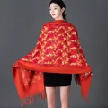 Élégant châle rouge brodé de fleurs avec franges pour une chaleur hivernale - Jardin Brodé Aux Couleurs Printanières - Rouge Rouille / 200cm