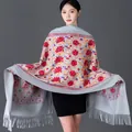 Écharpe gris clair élégante avec broderie florale rouge vif et détails de franges - Jardin Brodé Au Printemps - Gris Argenté / 200cm