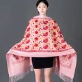 Élégant châle pashmina rose d'hiver avec broderie florale rouge vibrante et franges - Jardin Brodé Au Printemps - Poudre / 200cm