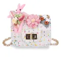 Süße Kinder-Umhängetasche aus weißem Tweed mit rosa Blume und Kaninchen-Puppe. - Beige 1