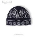 Gorro de punto de invierno en azul marino con patrón jacquard de copos de nieve - Gris