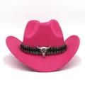 Pinker Western-Cowboyhut aus Filz mit Ethno-Band und silberner Stierschädel-Applikation - Fuchsia