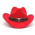 Roter Western-Filzhut mit dekorativem ethnischem Band und silbernem Stierkopf-Ornament - Rot