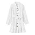 Détail de la robe chemise blanche à manches longues avec jupe à étages et broderies - XS / Haut Et Bas / Blanc