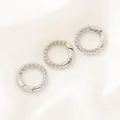 Vue détaillée de trois anneaux à ressort argentés texturés pour connecteurs de bijoux - Fermoir à Ressort Rond Torsadé (16mm) / 1 Pièce / Or blanc