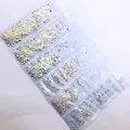 Gros plan de strass pour nail art holographiques dans un sac de rangement à compartiments - SS4-SS12 (Environ 1728 Pièces/Paquet) / Météorite