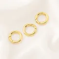 Gros plan de trois fermoirs à anneau à ressort plaqués or 14K sur fond de soie blanche douce - Fermoir à Ressort Rond (16mm) / 1 Pièce / Or 18K