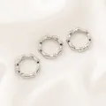 Vue détaillée de trois fermoirs à ressort argentés à texture bambou pour bijoux DIY - Fermoir à Ressort Rond Bambou (16mm) / 1 Pièce / Or blanc