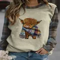 Nahaufnahme von Highland-Cow-Druck und Karoärmeln an einem Damen-Langarmshirt - JSTGI-5347710 / S