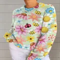 Detailansicht eines Damenpullovers mit bunten Blumen- und Insekten-Digitaldrucken - JSTGI-5347713 / S