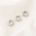 Vue macro de trois fermoirs à ressort ronds argentés pour la création de bijoux - Fermoir à Ressort Rond (10mm) / 1 Pièce / Or blanc