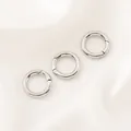 Lot de trois fermoirs à ressort circulaires argentés pour bijoux DIY sur satin blanc - Fermoir à Ressort Rond (14mm) / 1 Pièce / Or blanc