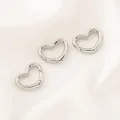 Gros plan de fermoirs à ressort en forme de cœur argentés pour projets de bijoux DIY. - Fermoir à Ressort en Cœur (12.5*16.5mm) / 1 Pièce / Or blanc