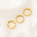 Gros plan de trois fermoirs à ressort ronds plaqués or 14K pour la création de bijoux DIY - Fermoir à Ressort en Roue (16mm) / 1 Pièce / Or 18K