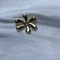 Gros plan d'une perle intercalaire en métal doré en forme de fleur pour bijoux DIY - Perle de Fleur à Six Pétales / 5 Pièces / Doré