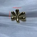 Vue détaillée d'une perle en forme de fleur dorée à six pétales, mesure de 16 mm - Perle de Fleur à Six Pétales (16mm) / 5 Pièces / Doré
