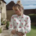 Eleganter weißer flauschiger Strickpullover mit 3D-rosafarbenen Pompon-Rosen für Damen - S / Tops / Rosa Pom-pom Rose Weiß