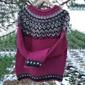 Gemütlicher magenta Damen Winterstrickpullover mit nordischem Fair-Isle-Muster - JSTGI-5347690 / S