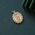 Detailansicht eines vergoldeten Jungfrau Maria Anhängers mit funkelnden Mikrozirkonia - Jungfrau Maria Relief (QC707) / 18.58x13mm / Gold