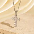 Detaillierte Makroansicht einer silbernen Kreuzkette mit schimmernden Zirkonia-Steinen. - C00001 / 18K-Gold