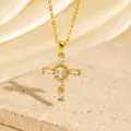Detaillierte Makroansicht einer eleganten goldenen Kreuzhalskette mit Zirkonia-Steinen - Stil A / 18K-Gold