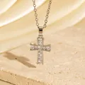 Nahaufnahme eines silbernen Kreuzanhängers mit funkelndem Zirkonia auf Steinsockel - C00003 / 18K-Gold