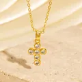 Nahaufnahme eines goldenen Kreuzanhängers mit glitzernden Zirkonia auf Steinhintergrund - C00004 / 18K-Gold