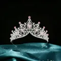 Gedetailleerd zijaanzicht van een zilveren barokke bruidskroon met roze marquise-kristallen. - Zilveren Basis Roze Strass Stijl (HGA005) / Zilver